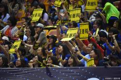 比赛现场气氛燃烧，球迷为球队加油助威